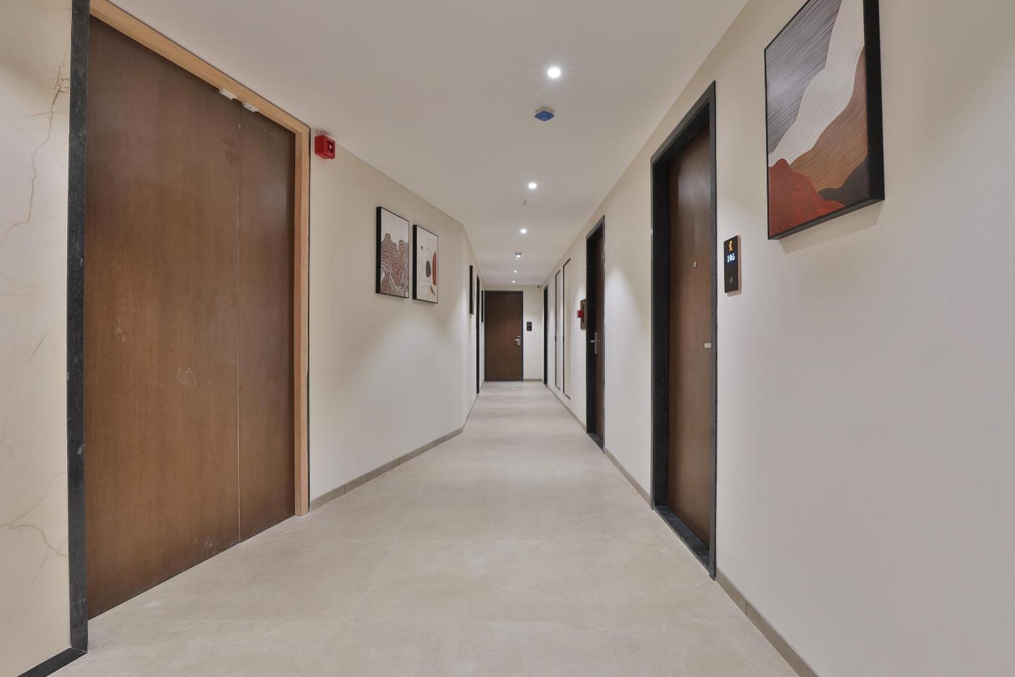 Hotel Elements Surat Bagian luar foto