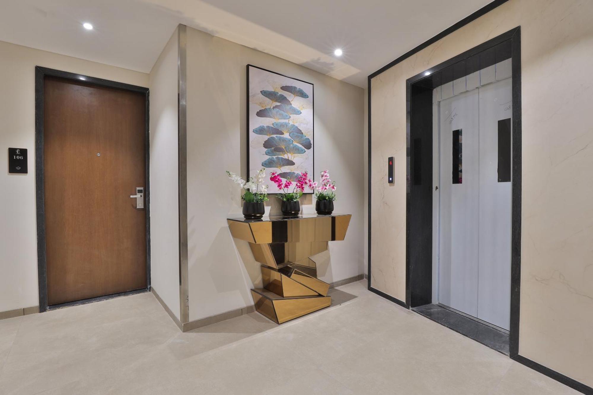 Hotel Elements Surat Bagian luar foto