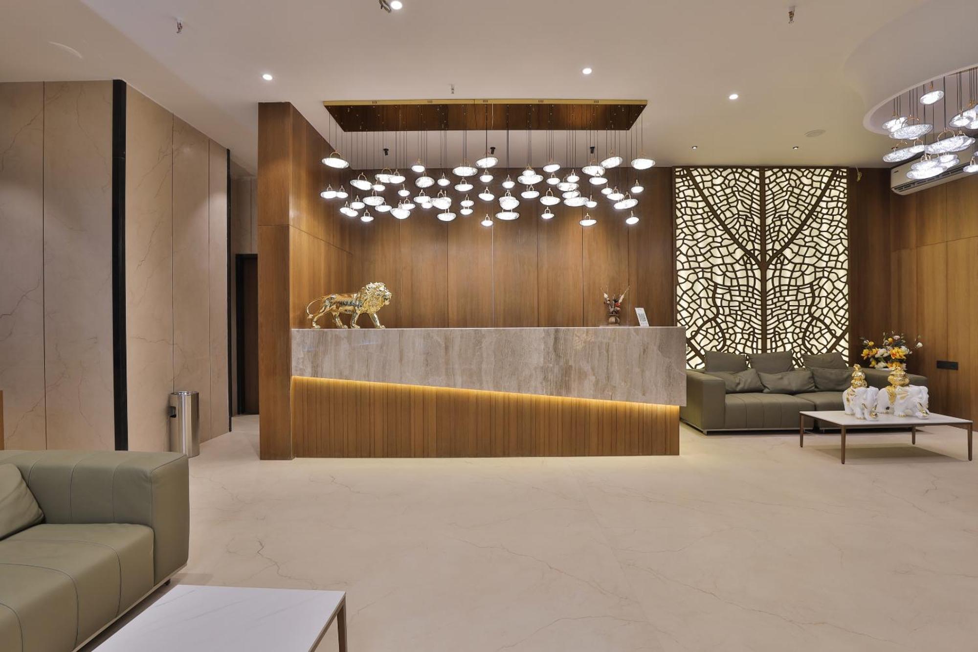Hotel Elements Surat Bagian luar foto