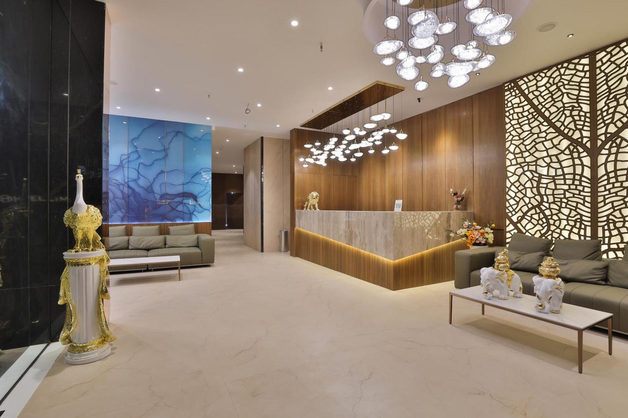 Hotel Elements Surat Bagian luar foto