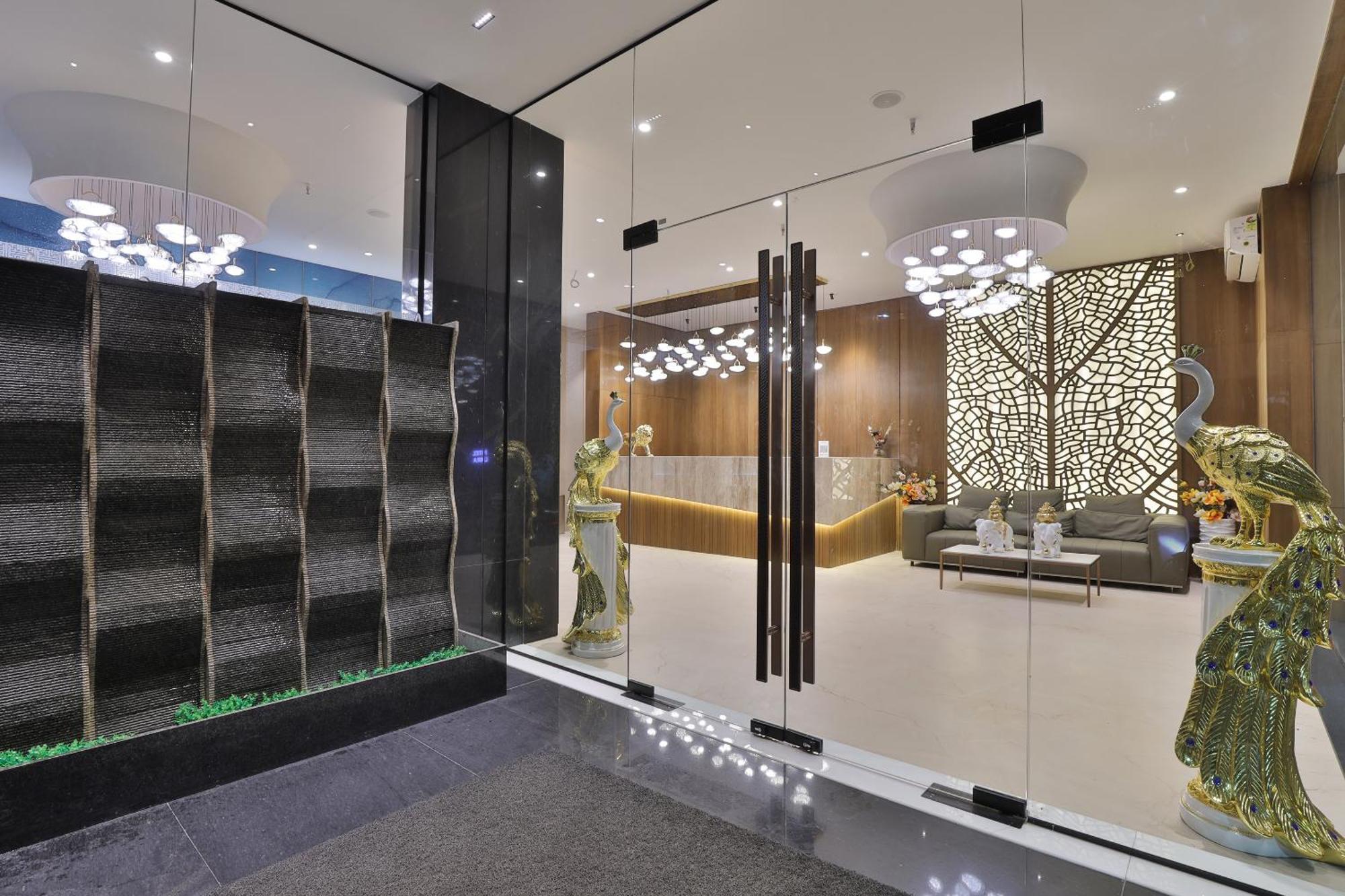 Hotel Elements Surat Bagian luar foto
