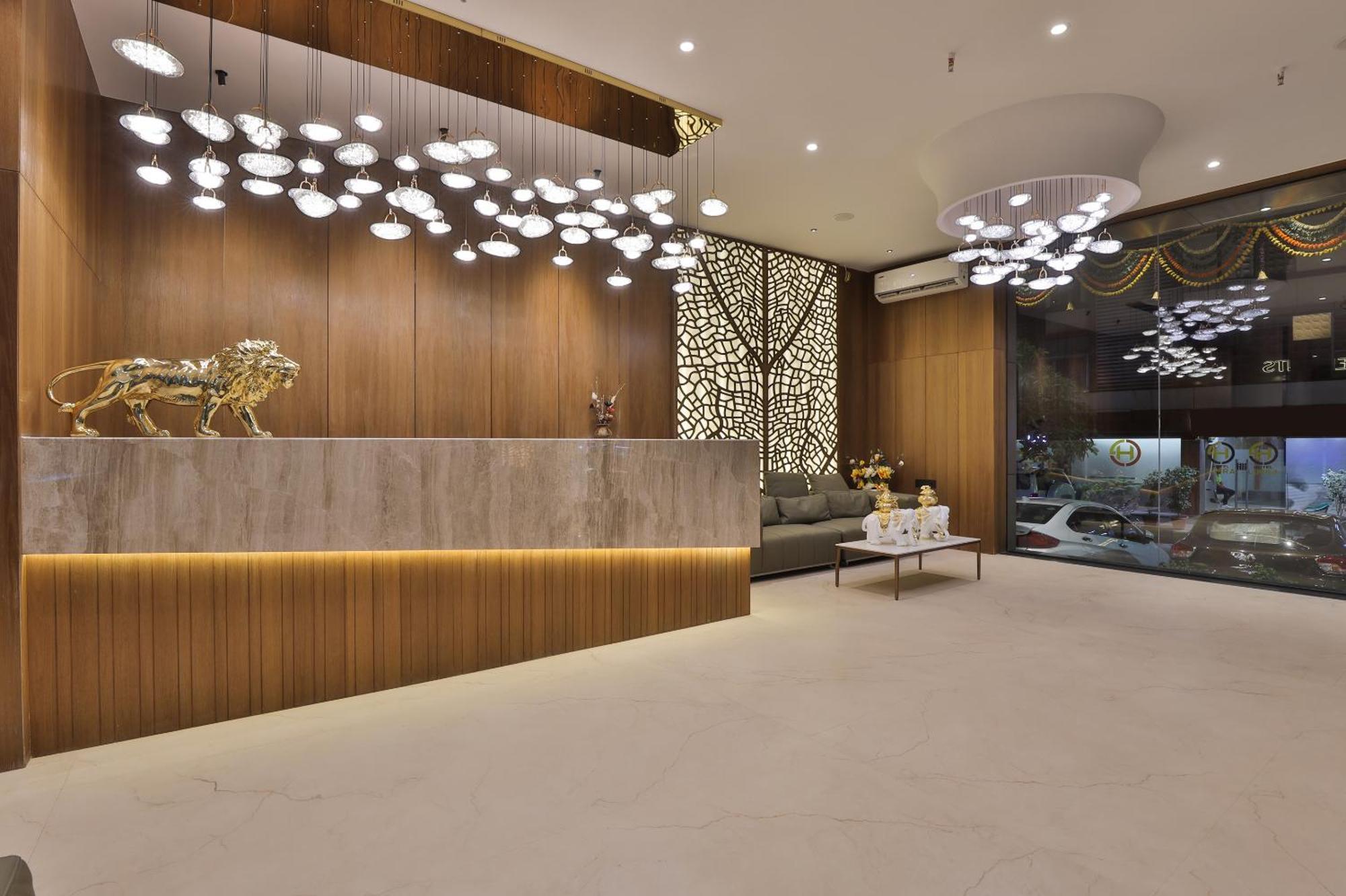 Hotel Elements Surat Bagian luar foto
