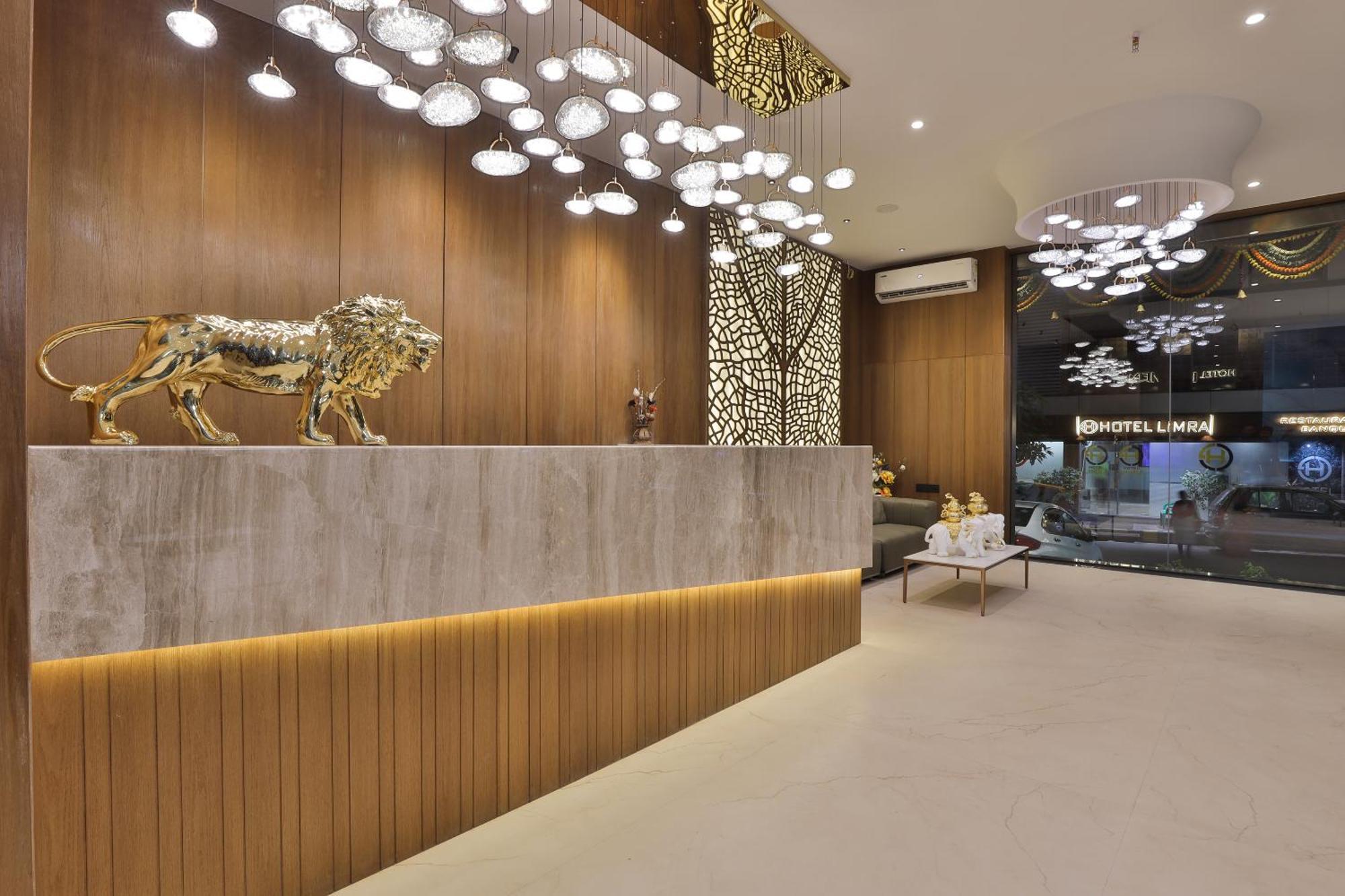 Hotel Elements Surat Bagian luar foto
