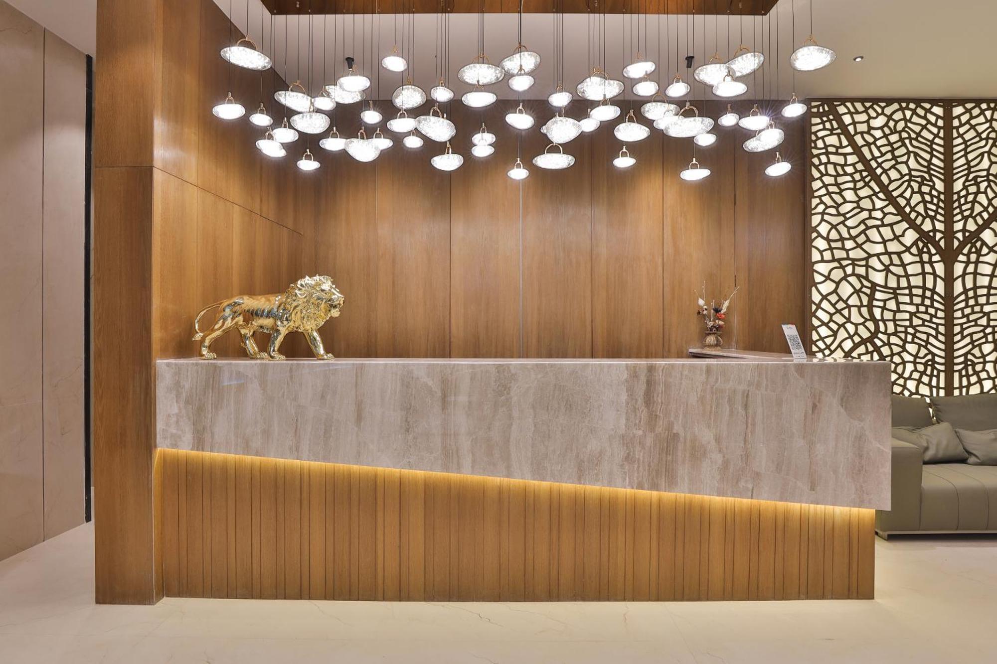 Hotel Elements Surat Bagian luar foto