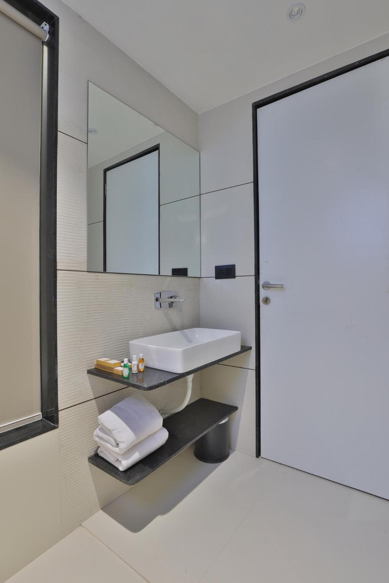Hotel Elements Surat Bagian luar foto