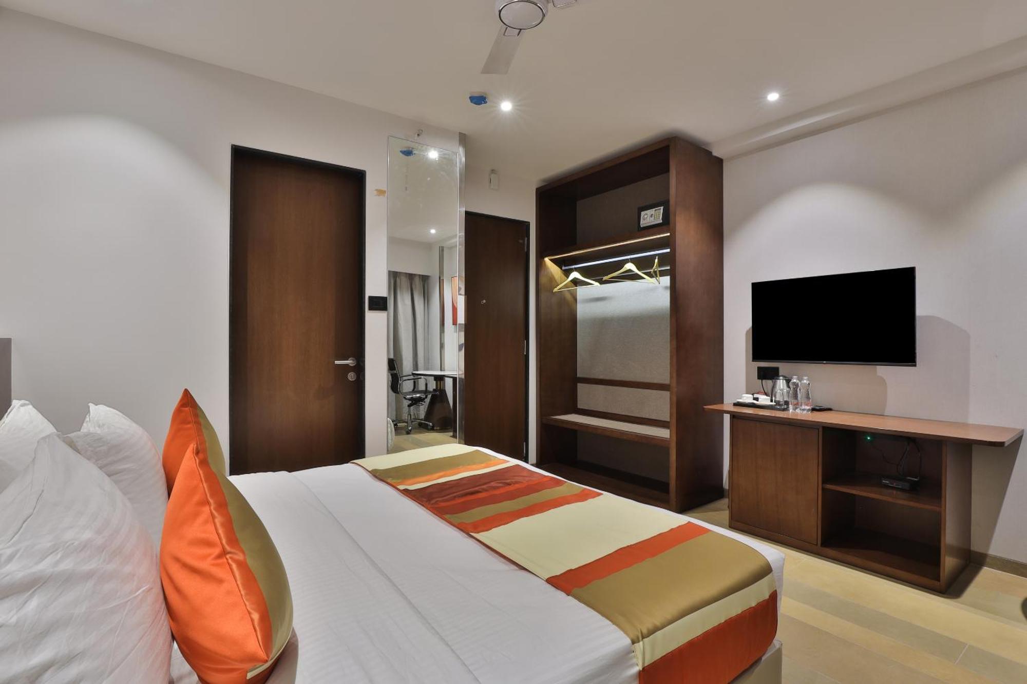 Hotel Elements Surat Bagian luar foto