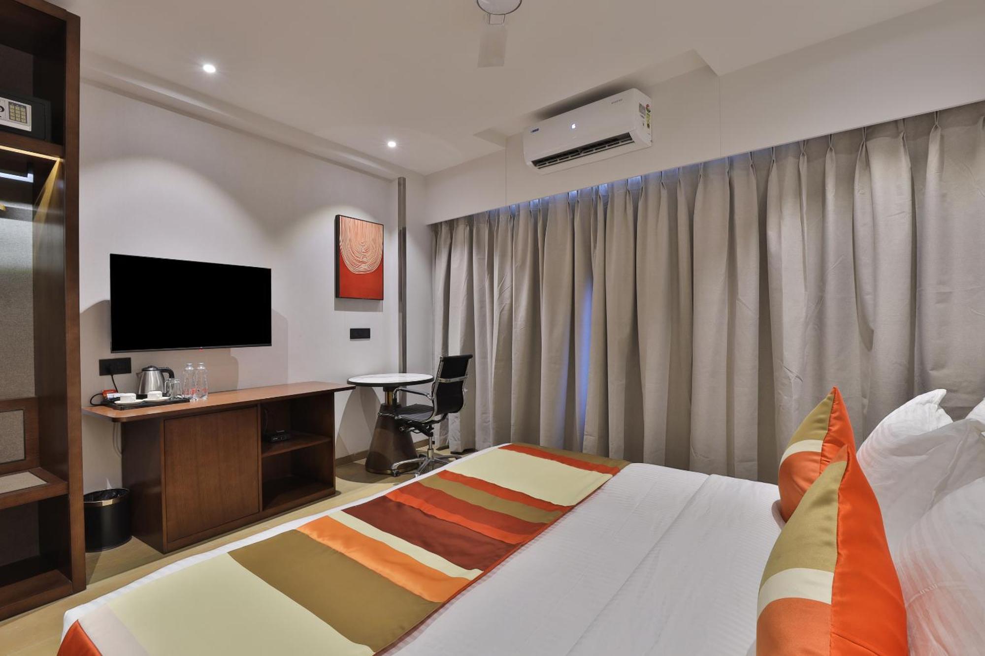 Hotel Elements Surat Bagian luar foto