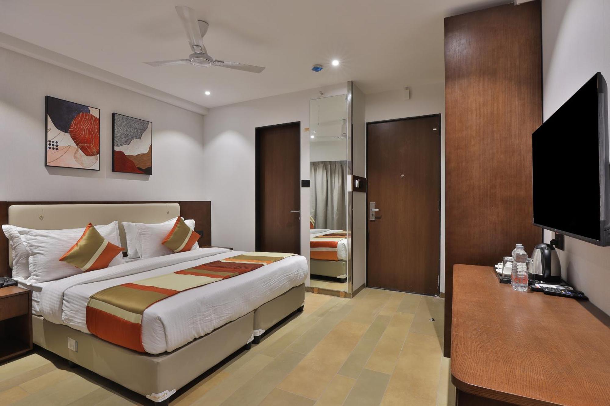 Hotel Elements Surat Bagian luar foto