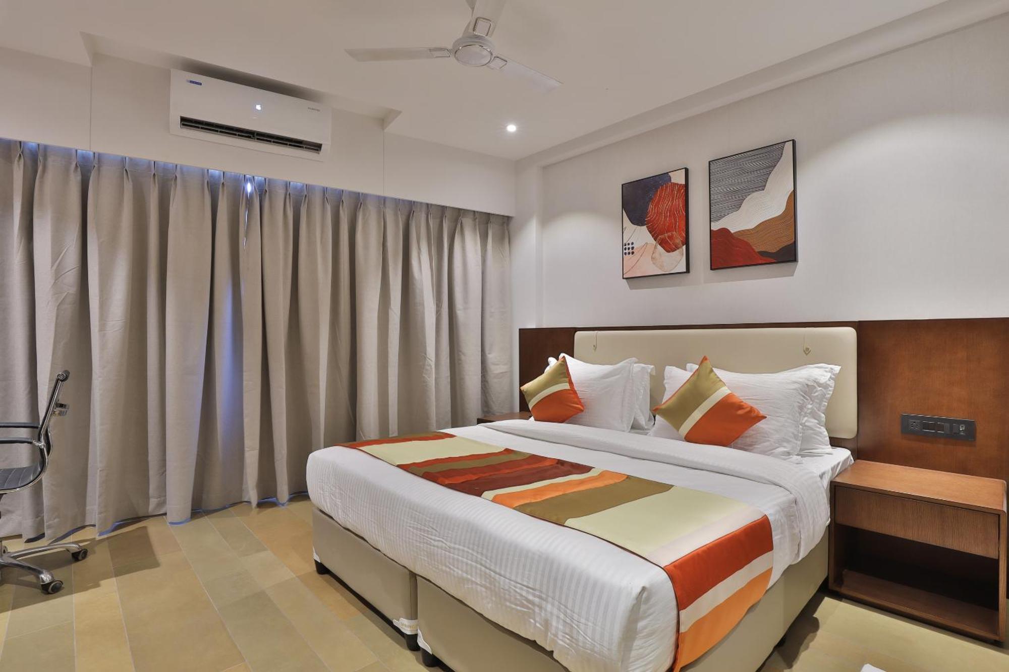 Hotel Elements Surat Bagian luar foto