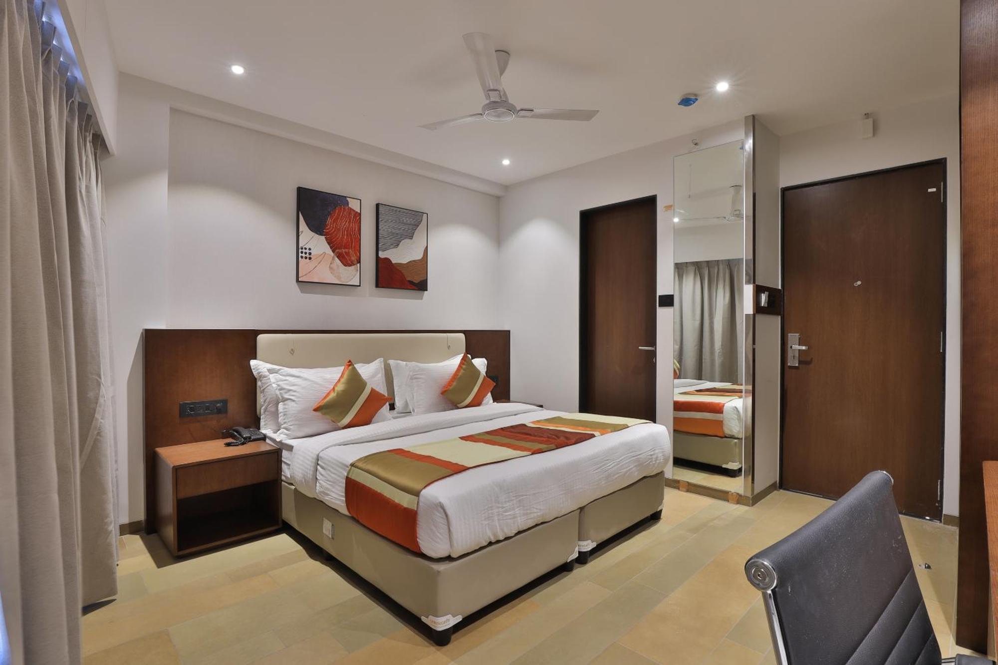 Hotel Elements Surat Bagian luar foto