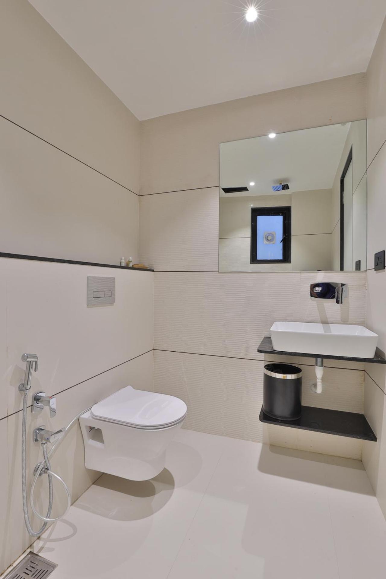 Hotel Elements Surat Bagian luar foto