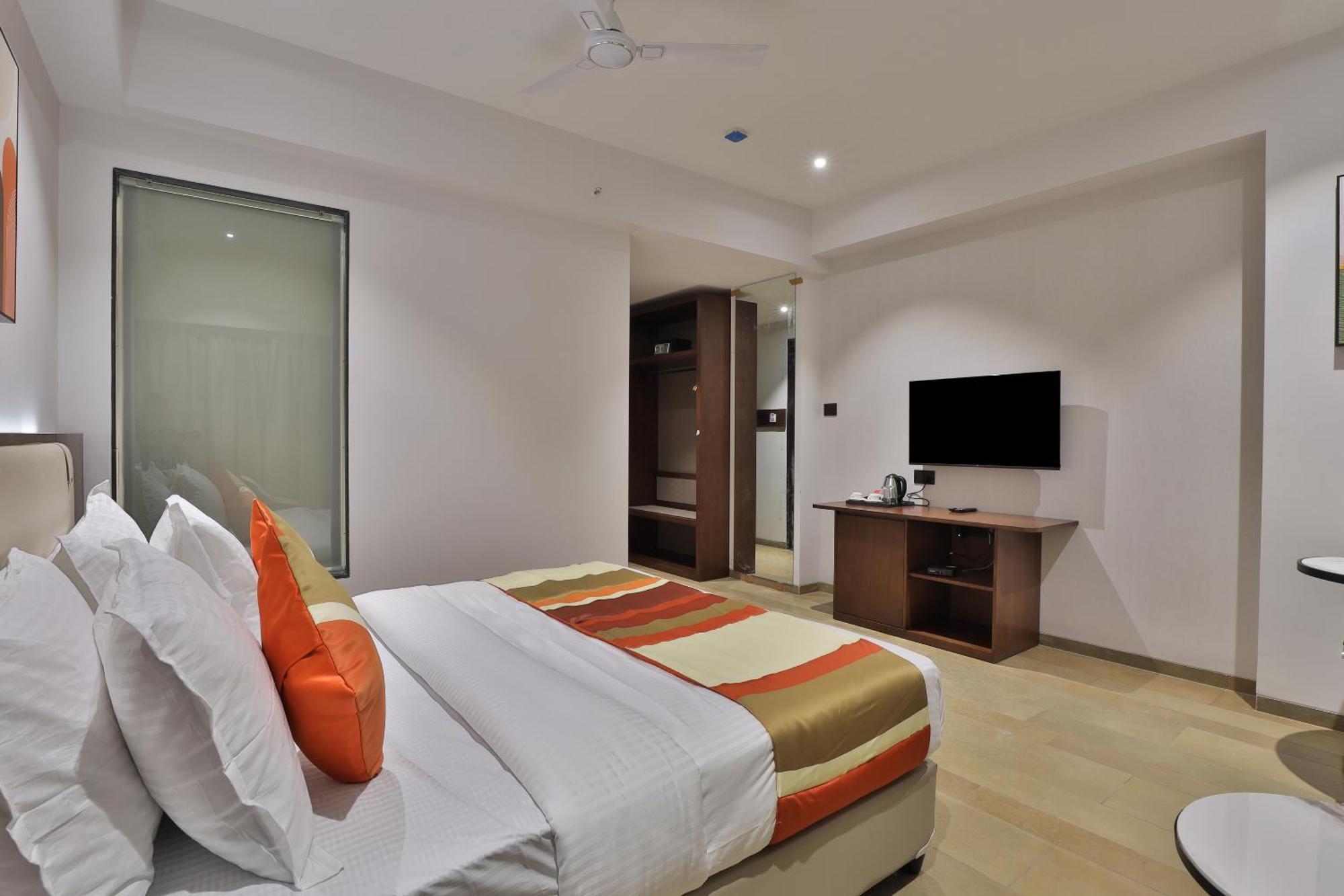 Hotel Elements Surat Bagian luar foto