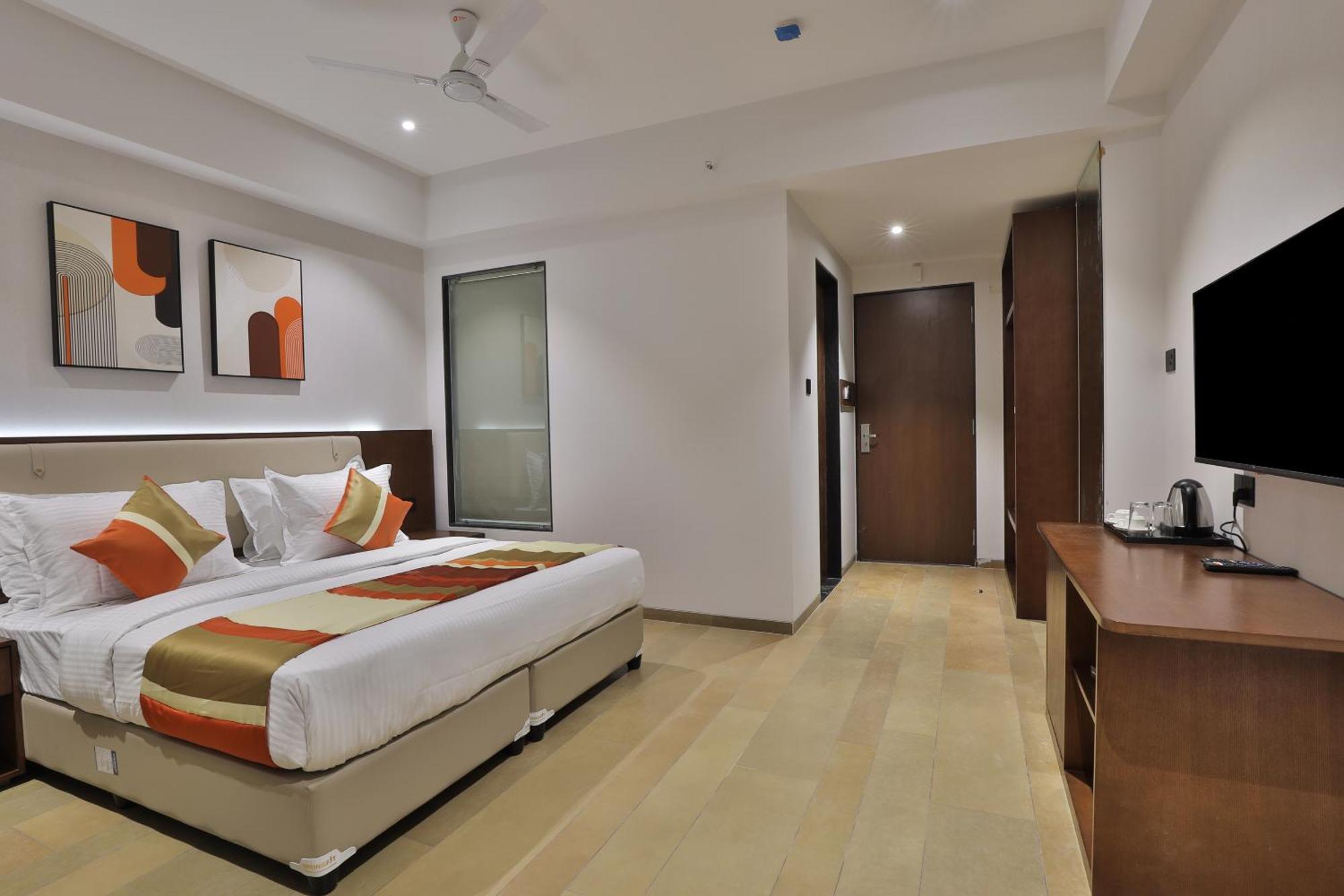 Hotel Elements Surat Bagian luar foto