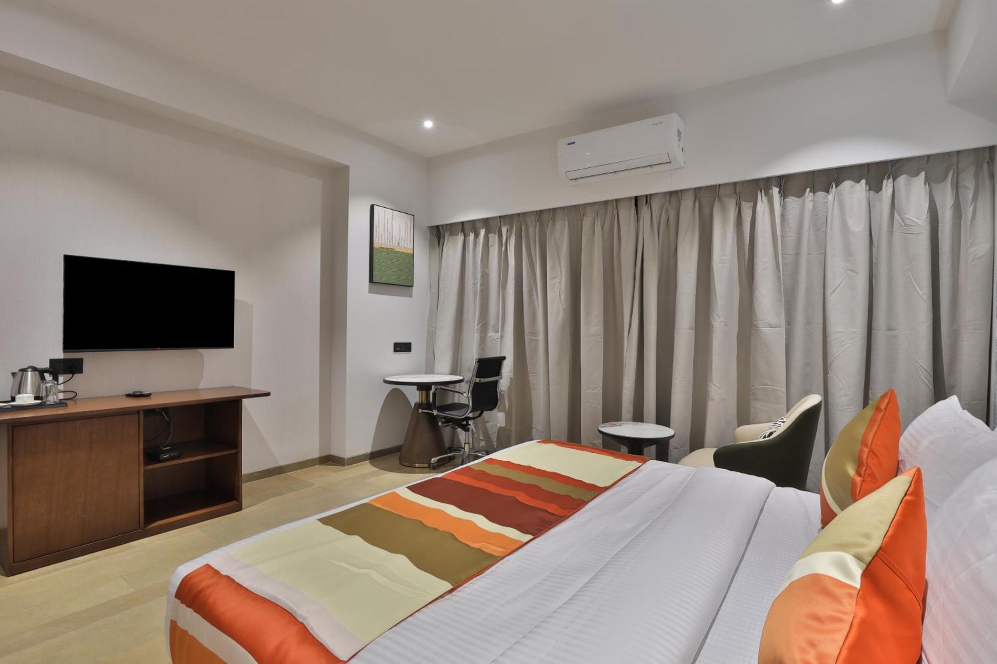 Hotel Elements Surat Bagian luar foto
