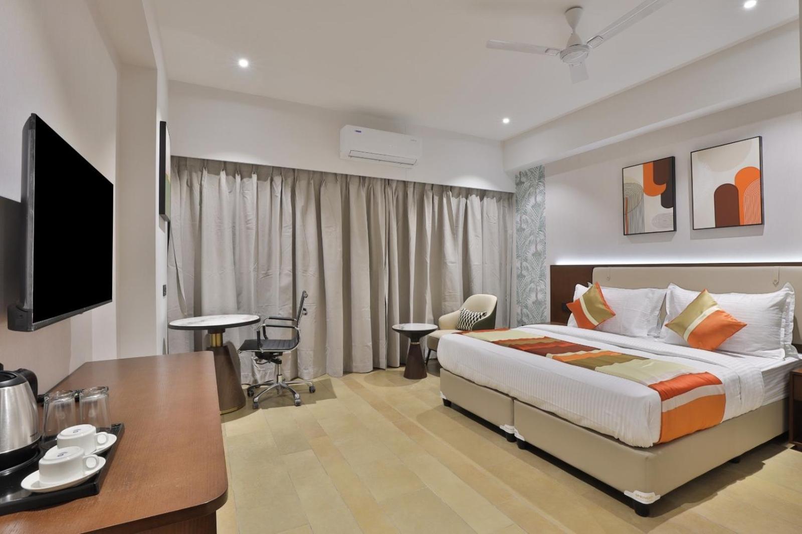 Hotel Elements Surat Bagian luar foto
